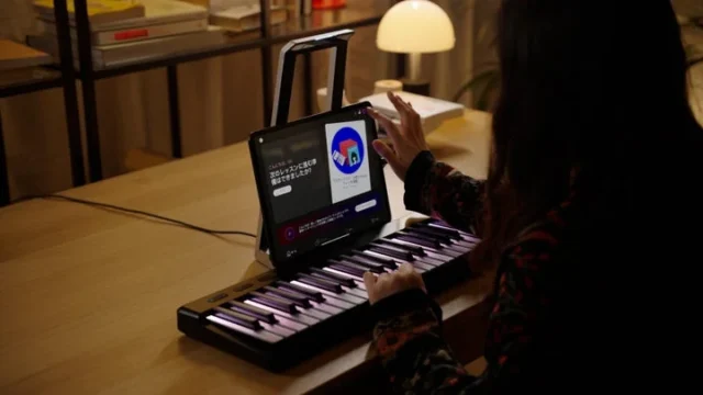 女性がAI Music Coachの指示に従いピアノを演奏する様子