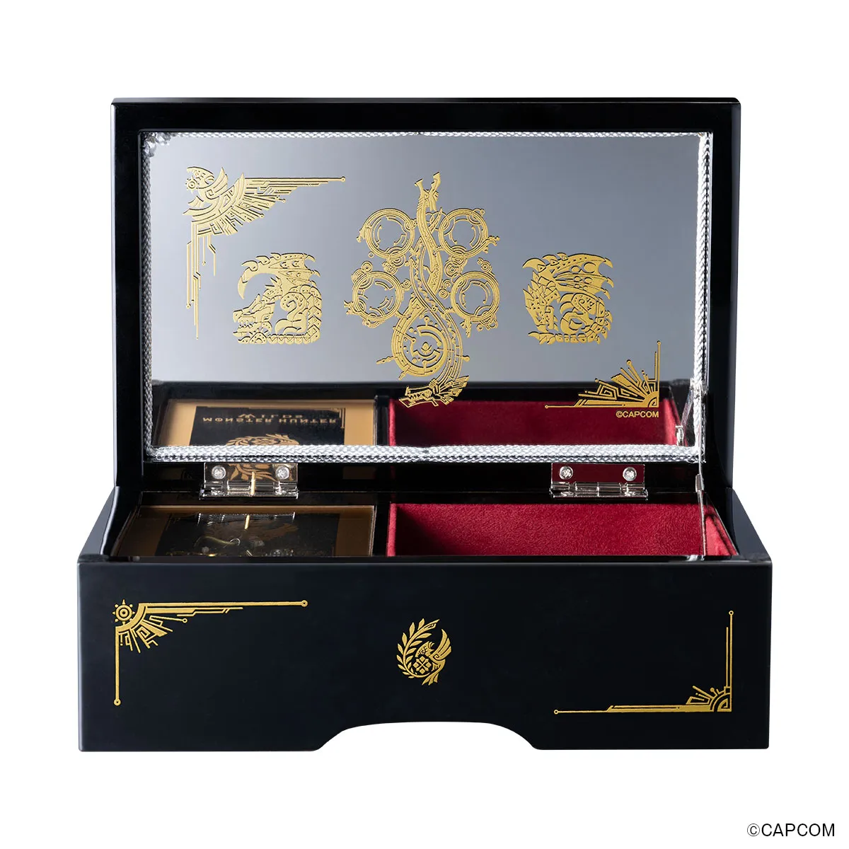 会津塗オルゴールの内部。鏡張りの見返しと赤のベルベット