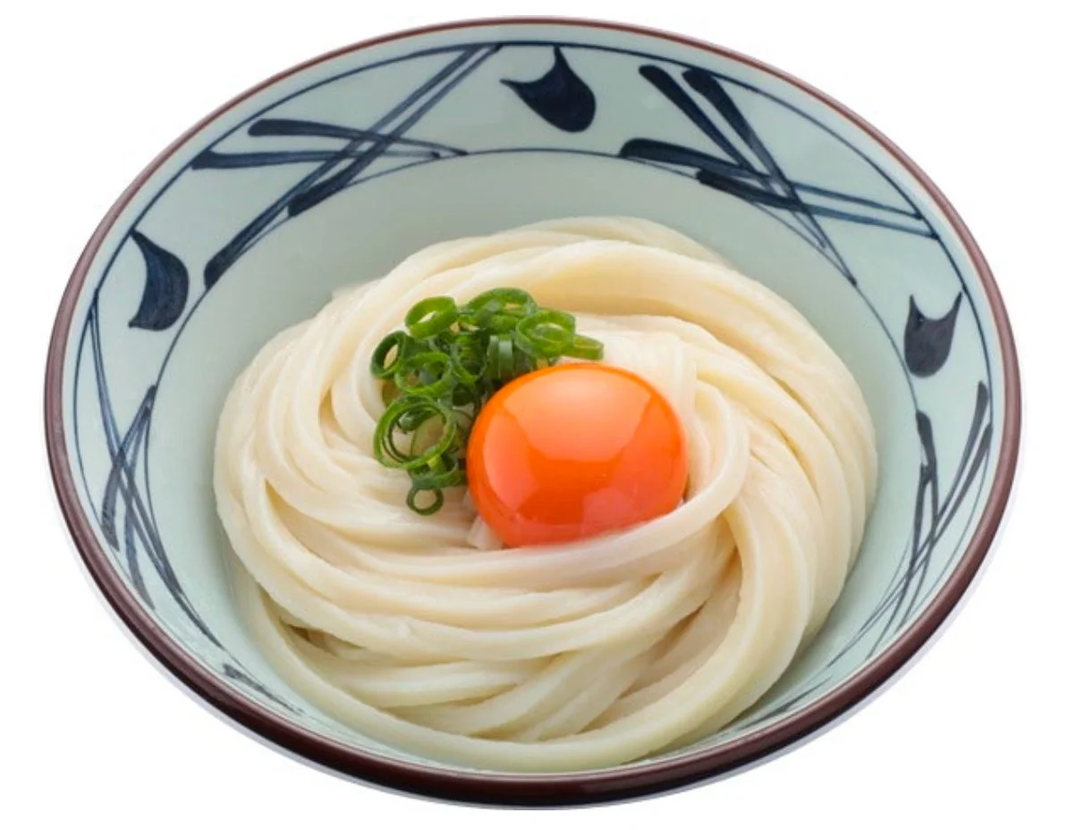 丸亀製麺の『釜玉うどん』(温)の盛り付け写真