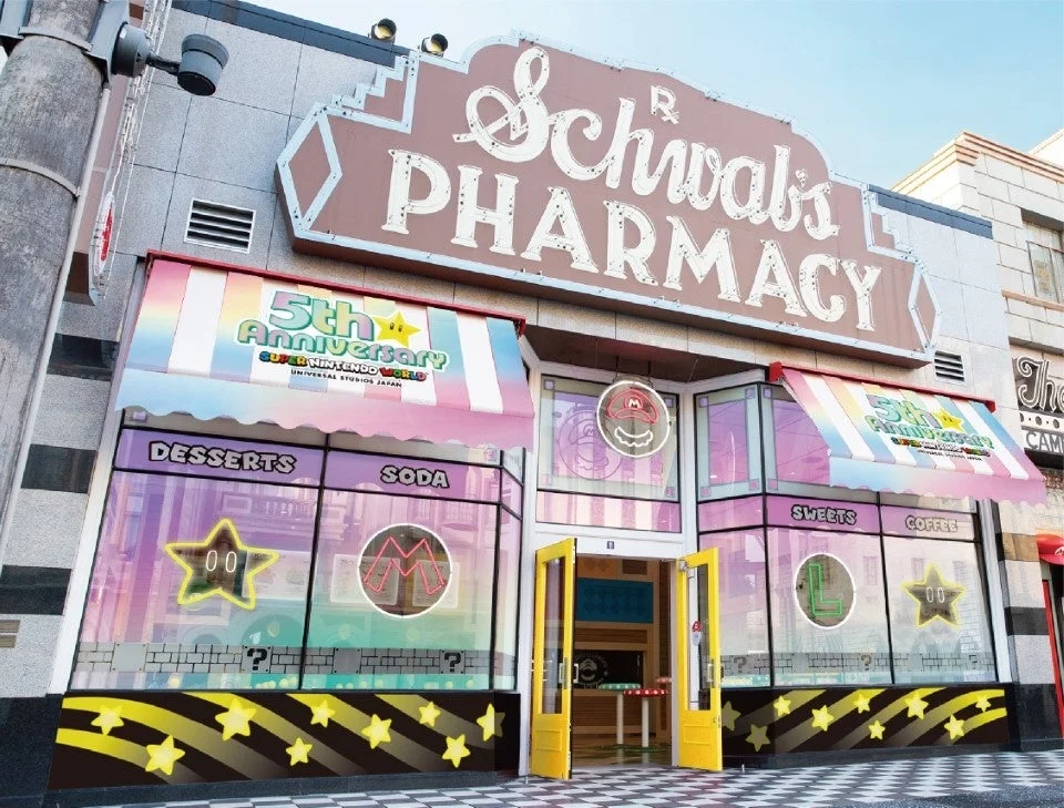 5周年記念デコレーションが施されたマリオ・カフェ&ストアの外観