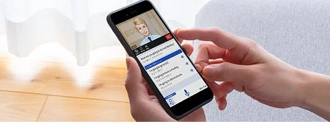 ECC Study AssistアプリでAIと英会話練習をするユーザーの手元