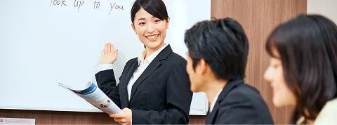 ECC外語学院の対面レッスンで講師が指導する様子