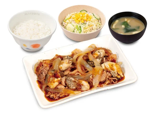 松屋「牛肉と牡蠣のオイスターソース炒め定食」のアップ。メイン料理、ライス、サラダ、みそ汁。