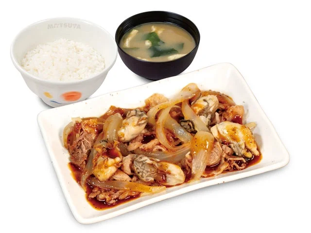 松屋「牛肉と牡蠣のオイスターソース炒め(ライス・みそ汁付き)」のアップ。メイン料理、ライス、みそ汁。
