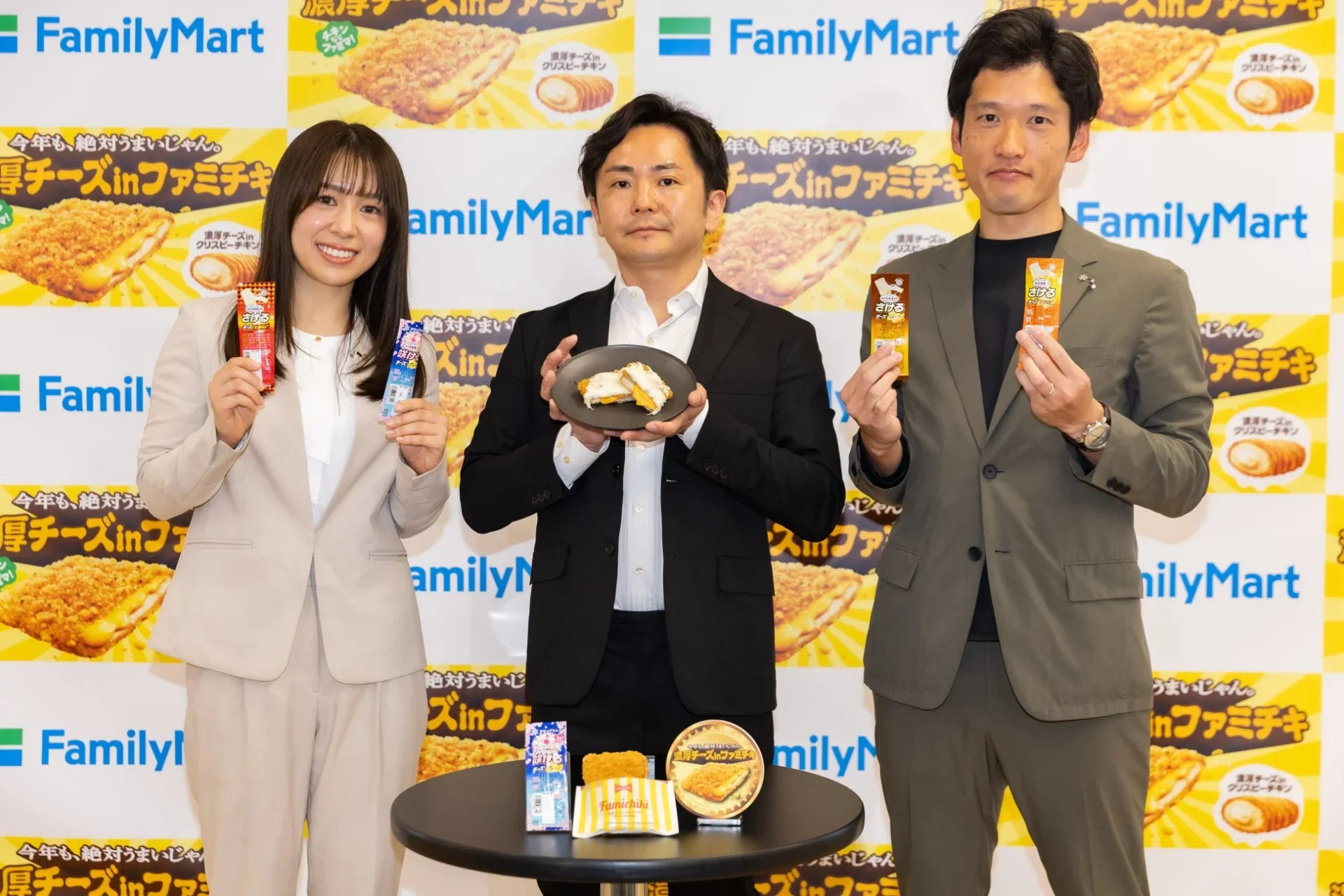 「チーズを盛り上げる会」登壇者3名が商品を持つ集合写真