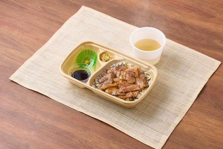 やよい軒の~三元豚使用~豚まぶし定食のテイクアウトを食卓に置いた様子