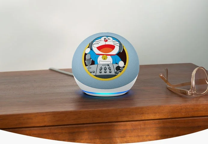 リビングに置かれたEcho Dot（第5世代）ドラえもんエディション