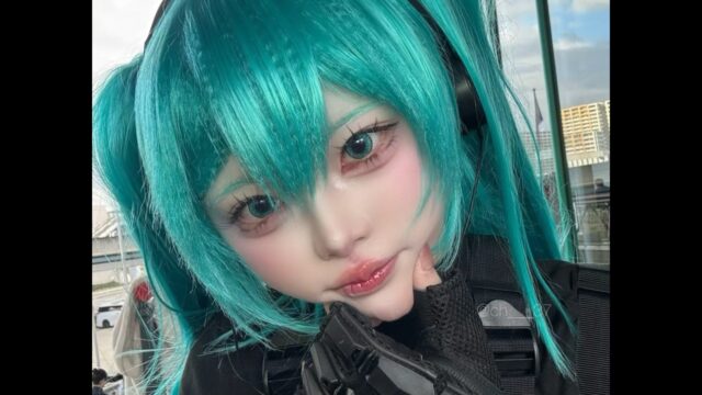 ターコイズヘアが映える！　もか、アコスタATCで初音ミク・あるくたんのコスプレを披露