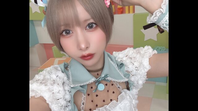 バレンタイン撮影会で愛らしさ全開！　堕天ろあ、白レース×胸元セクシーなメイド服の自撮りを公開