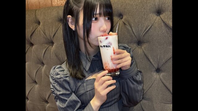 甘い飲み物が似合う！　犬乃かりん、ピンストライプ制服姿でドリンク片手の朝の一枚を公開