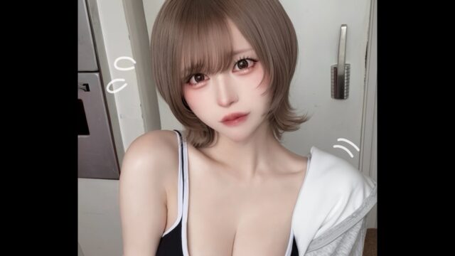 セクシーすぎる彼女ポーズ！　もなちゃん、白トップスとビキニの大胆な衣装姿を披露