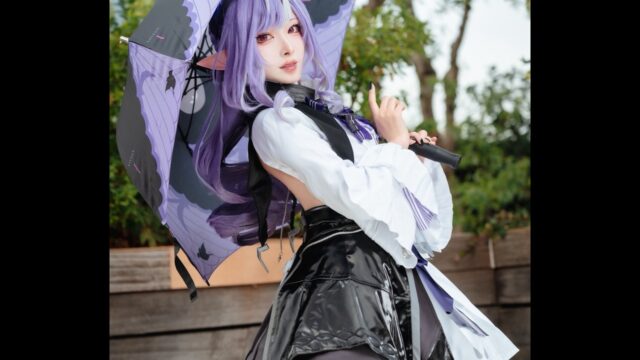 紫と黒のエレガント衣装が映える！　幸まる、アコスタ池袋でビビアンのコスプレを披露