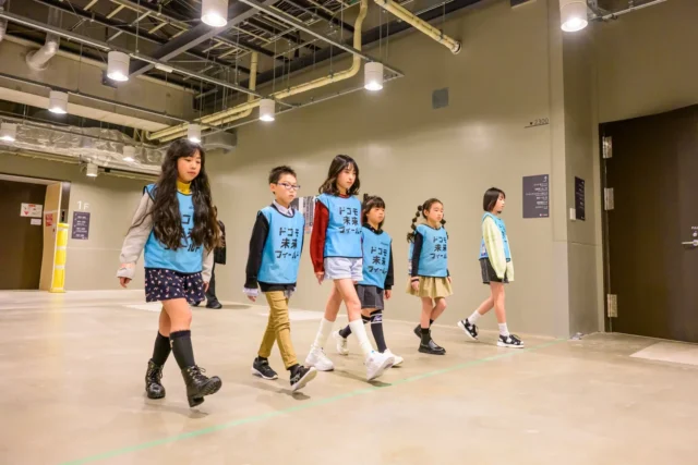 プロ講師からウォーキングレッスンを受ける子どもたち