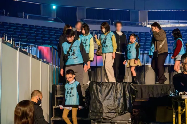 TGCの舞台裏をスタッフに案内され見学する子どもたち