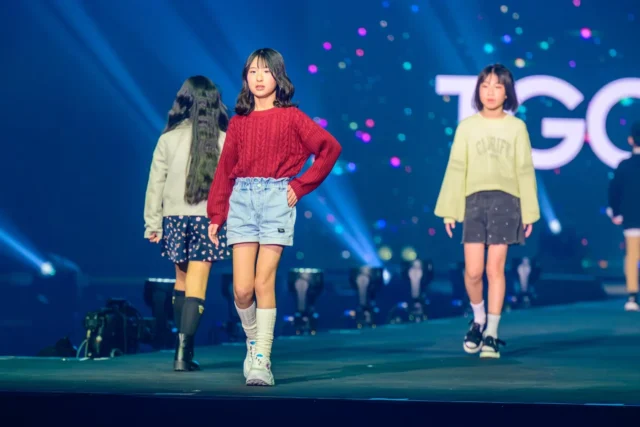 TGCのランウェイでポーズを決める女の子モデル