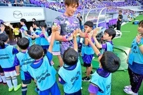 ドコモ未来フィールドでのサッカー体験の様子