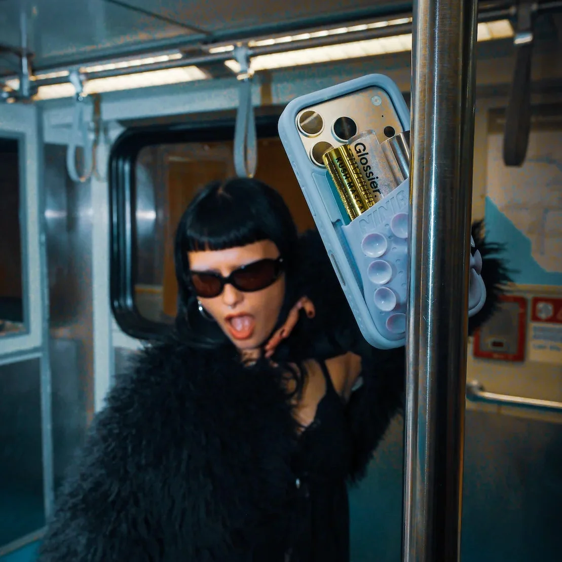 電車内でOcto Pouch Phone Caseを固定し使用する女性