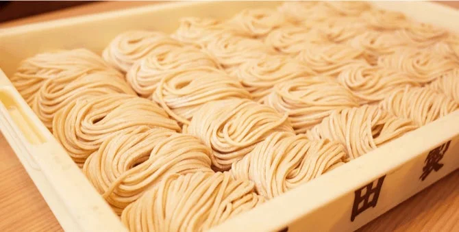 三田製麺所こだわりの特製極太麺が並べられた様子