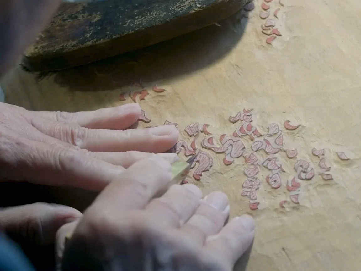 浮世絵木版画の彫り作業風景