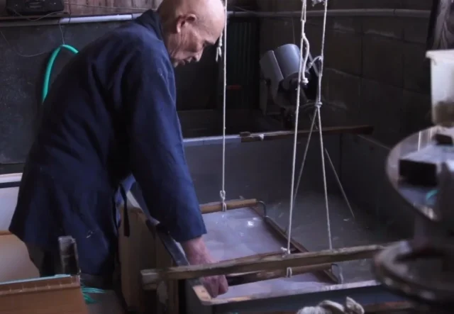 人間国宝・九代目岩野市兵衛氏による和紙漉き作業