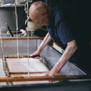 人間国宝・九代目岩野市兵衛氏の和紙漉き作業風景