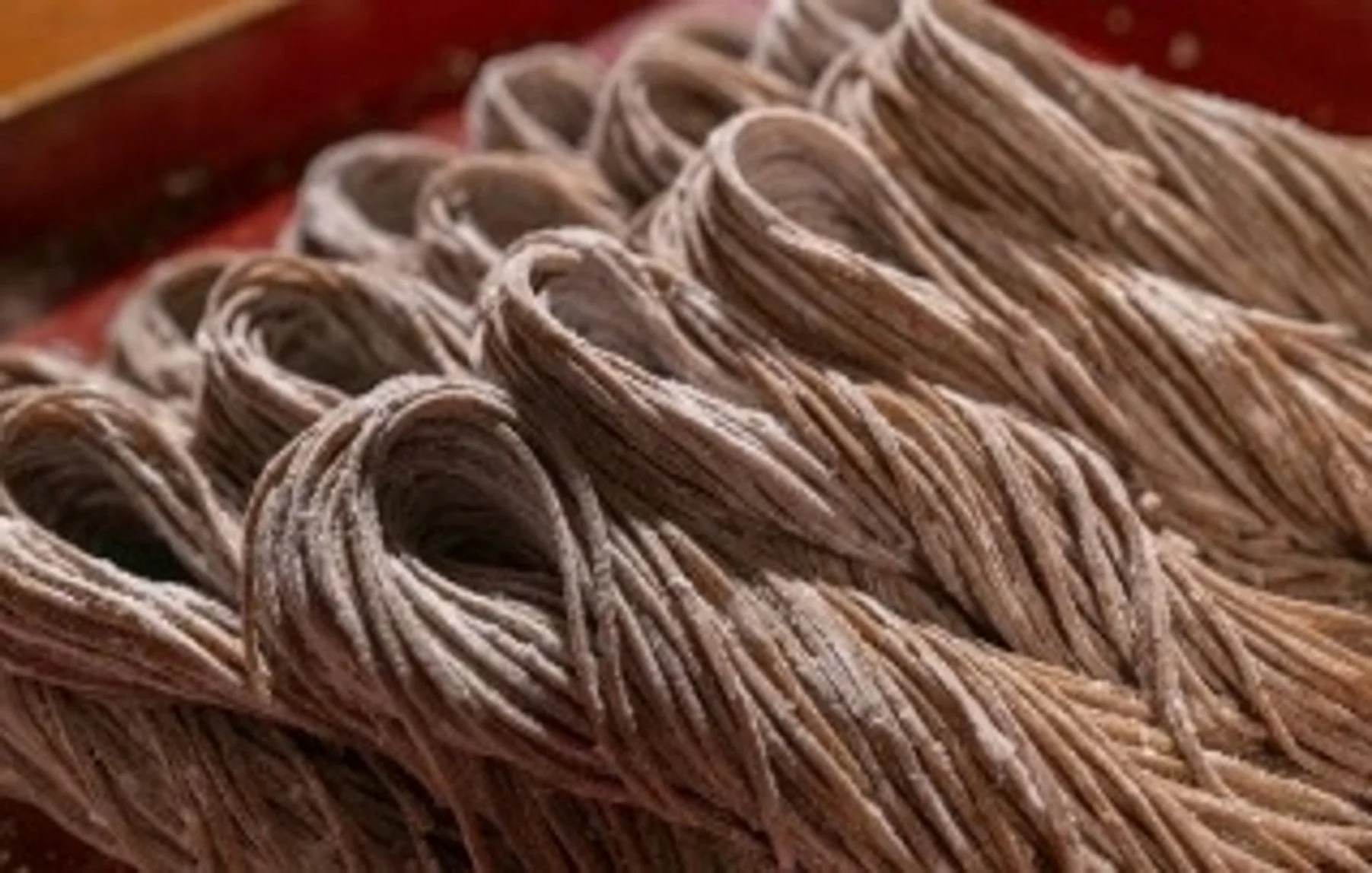 豊かな風味となめらかなのどごしが自慢の自家製生そば。