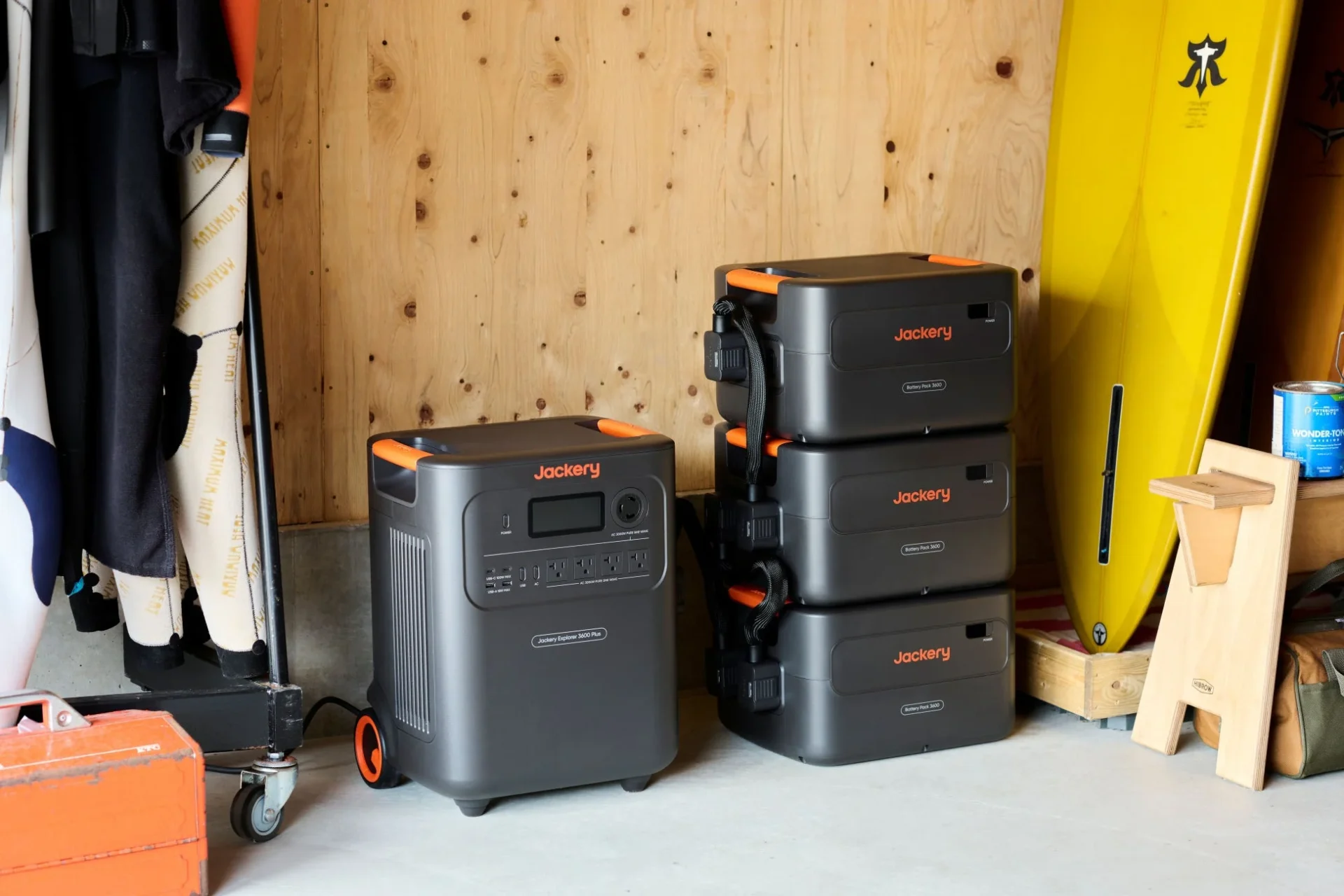 Jackery ポータブル電源 3600 Plusと拡張バッテリーが並べられた様子