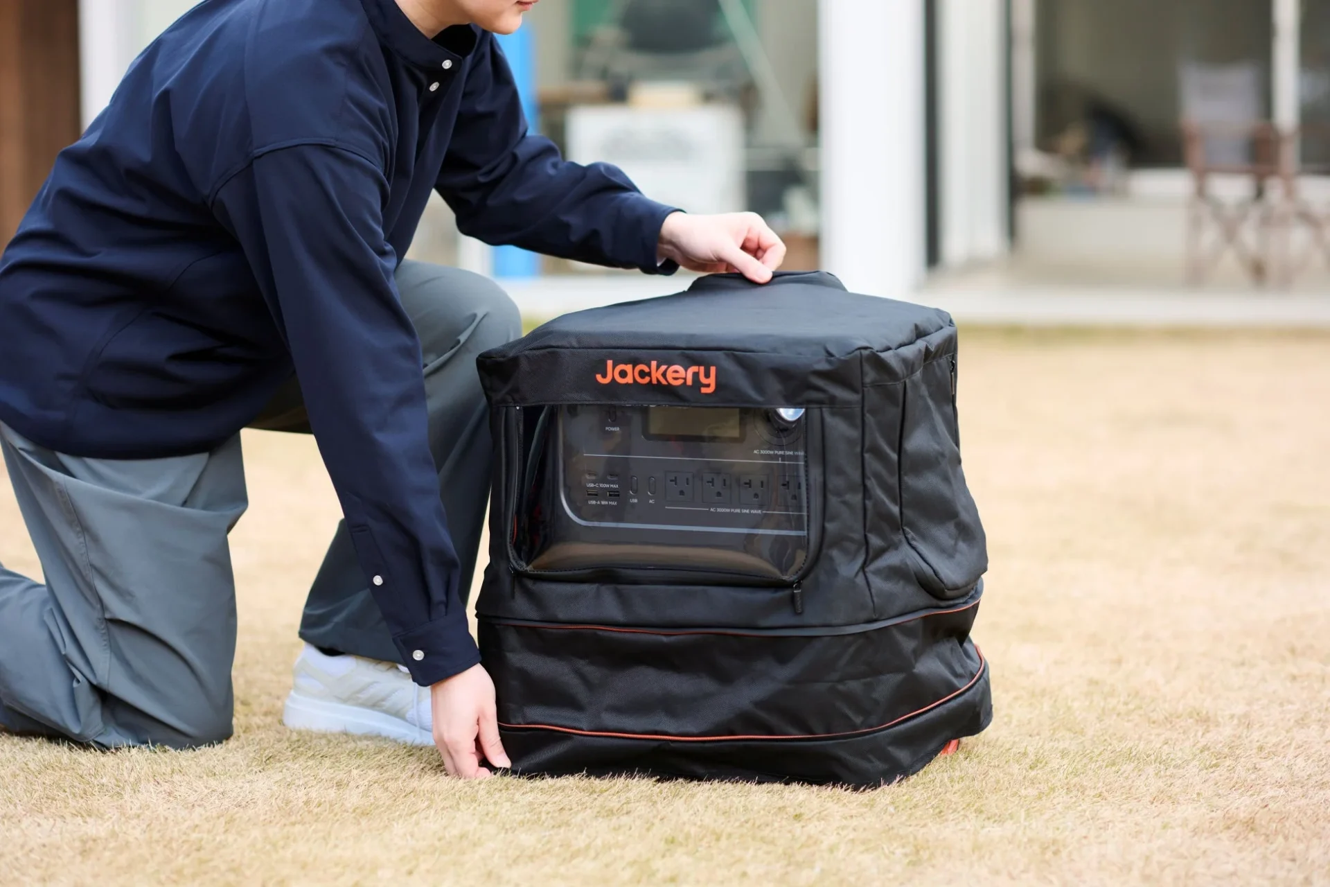 Jackery ポータブル電源 3600 Plusに装着されたプロテクトカバー