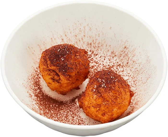 ココアパウダーがかかったかっぱ寿司のシャリドーナツ2個