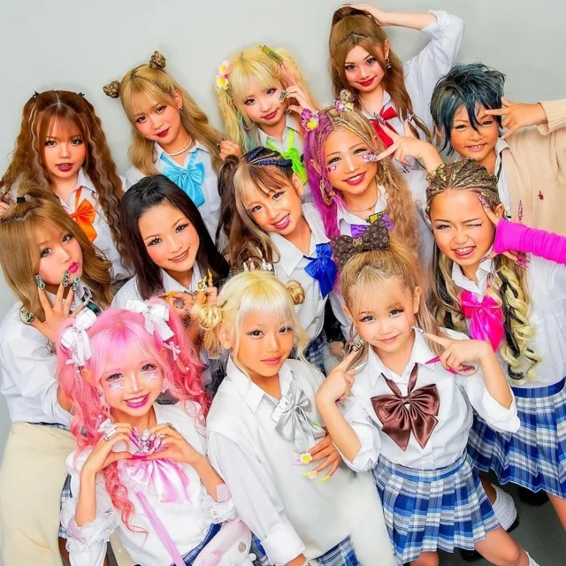 小学生ギャルメディア「KOGYARU」のモデルたち。