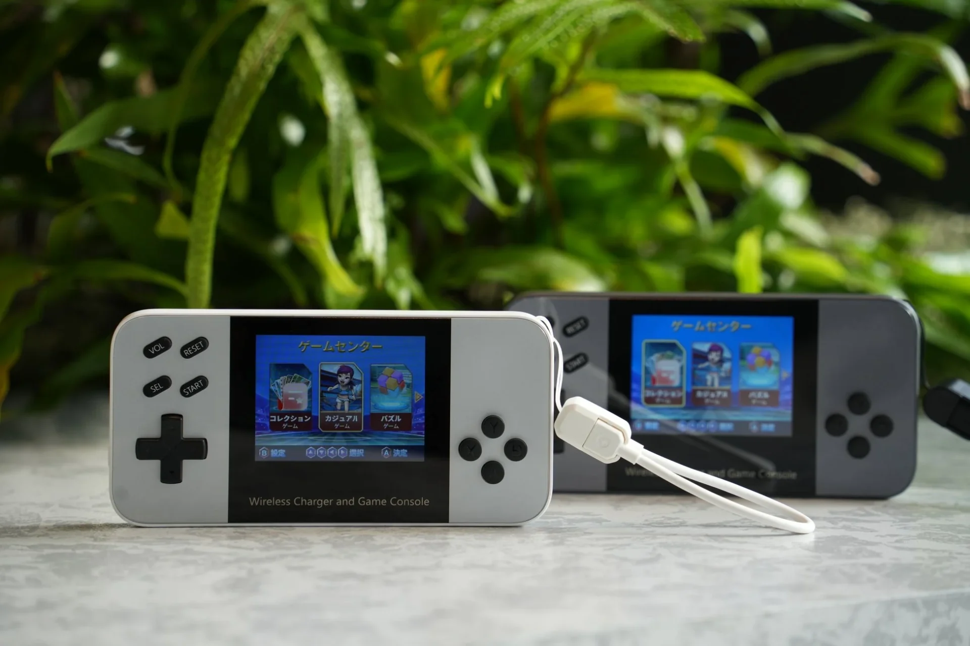 新しい横型画面のモバイルBOY2本体と旧モデルらしき本体が並べられた状態