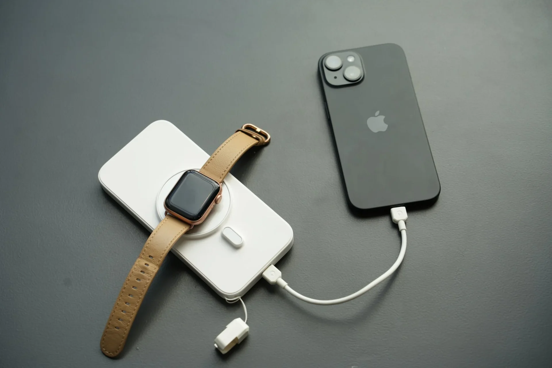 モバイルBOY2でiPhoneとApple Watchを同時に充電している様子