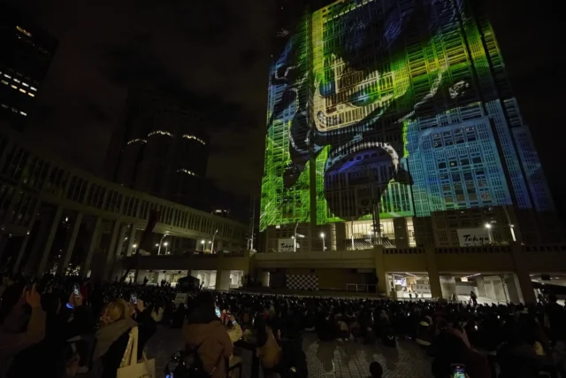 都庁舎に投影されたブルーロックのプロジェクションマッピング