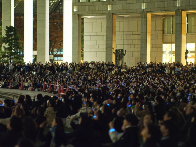 都庁舎プロジェクションマッピングを観覧する多くの人々