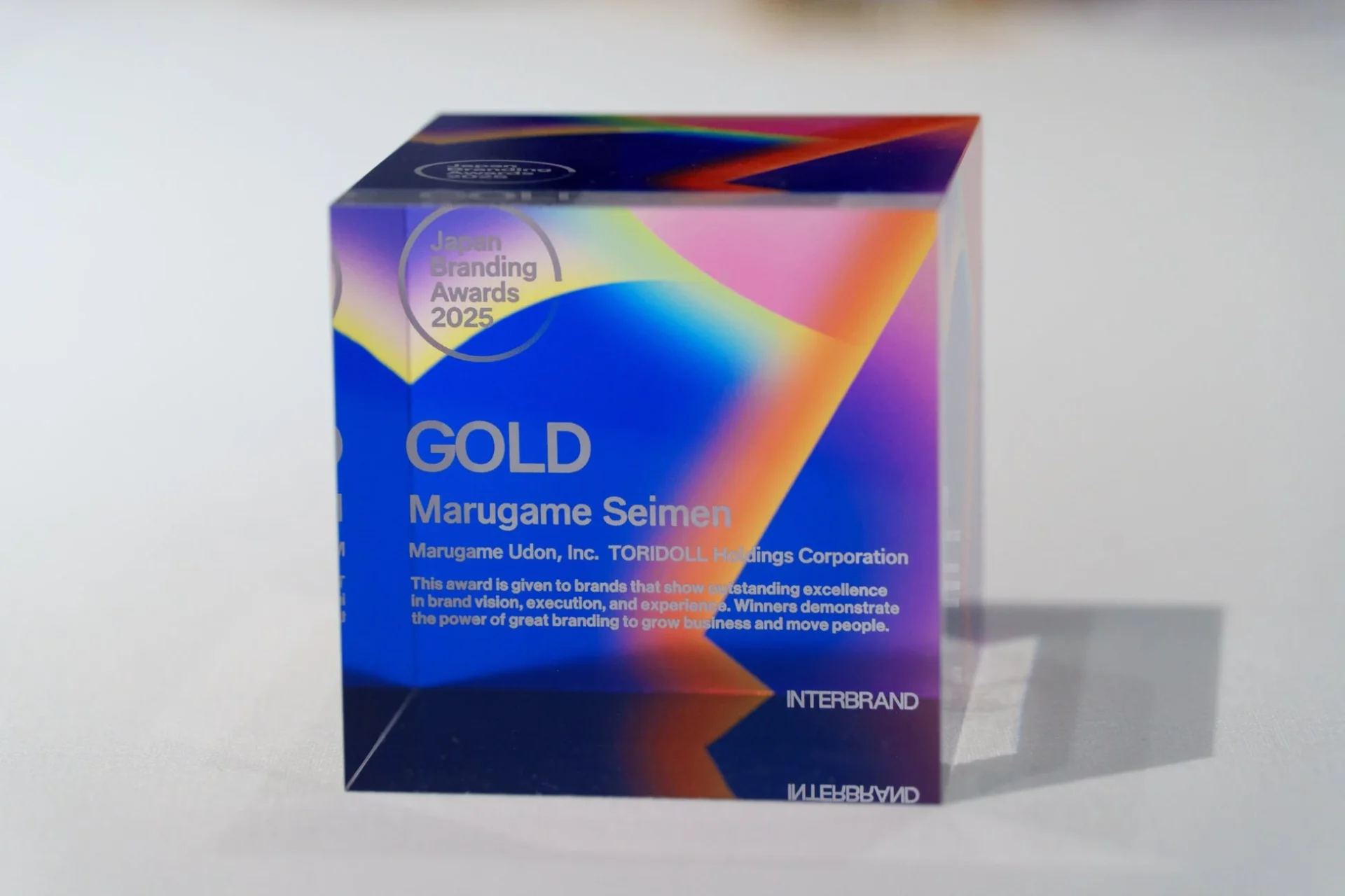 Japan Branding Awards 2025 GOLDのトロフィー