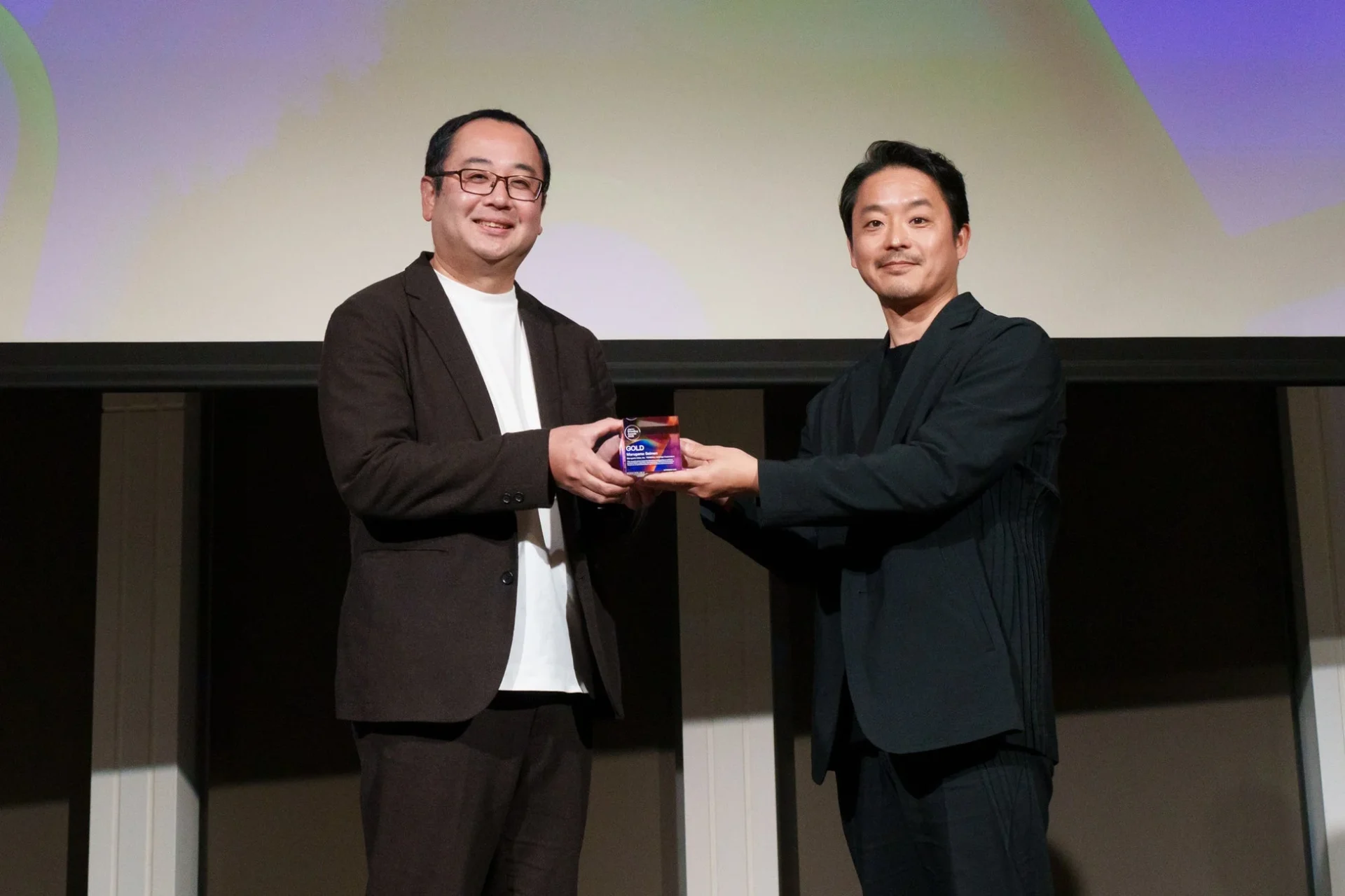 Japan Branding Awards 2025の授賞式でトロフィーを受け取る丸亀製麺の関係者