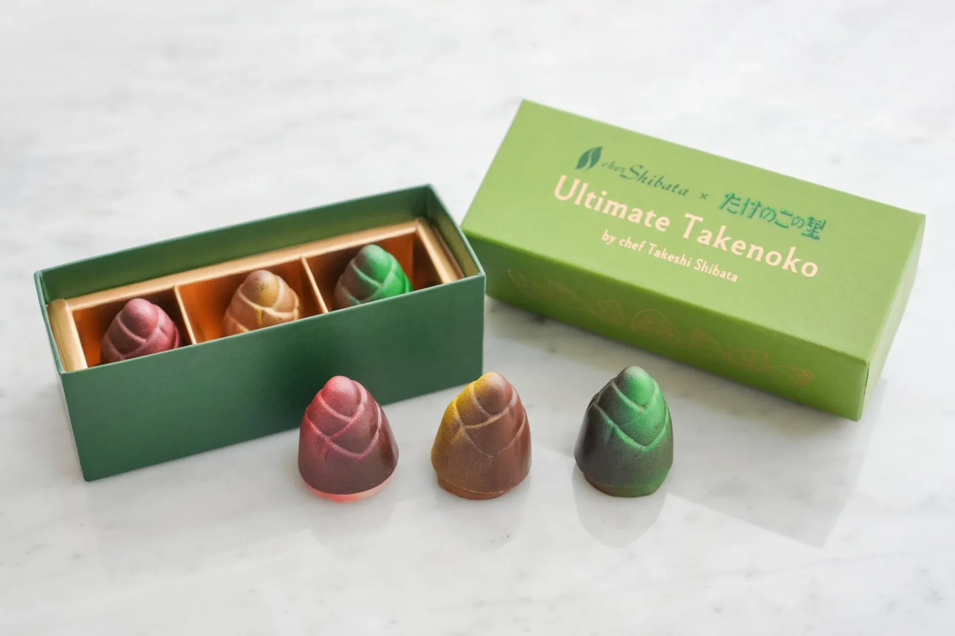 明治「たけのこの里」コラボ『アルティメットタケノコ』の箱とボンボンショコラ