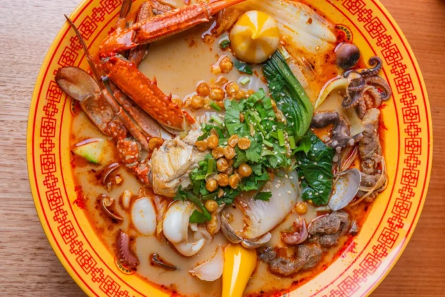 シーフードがたっぷり入った麻辣湯のクローズアップ