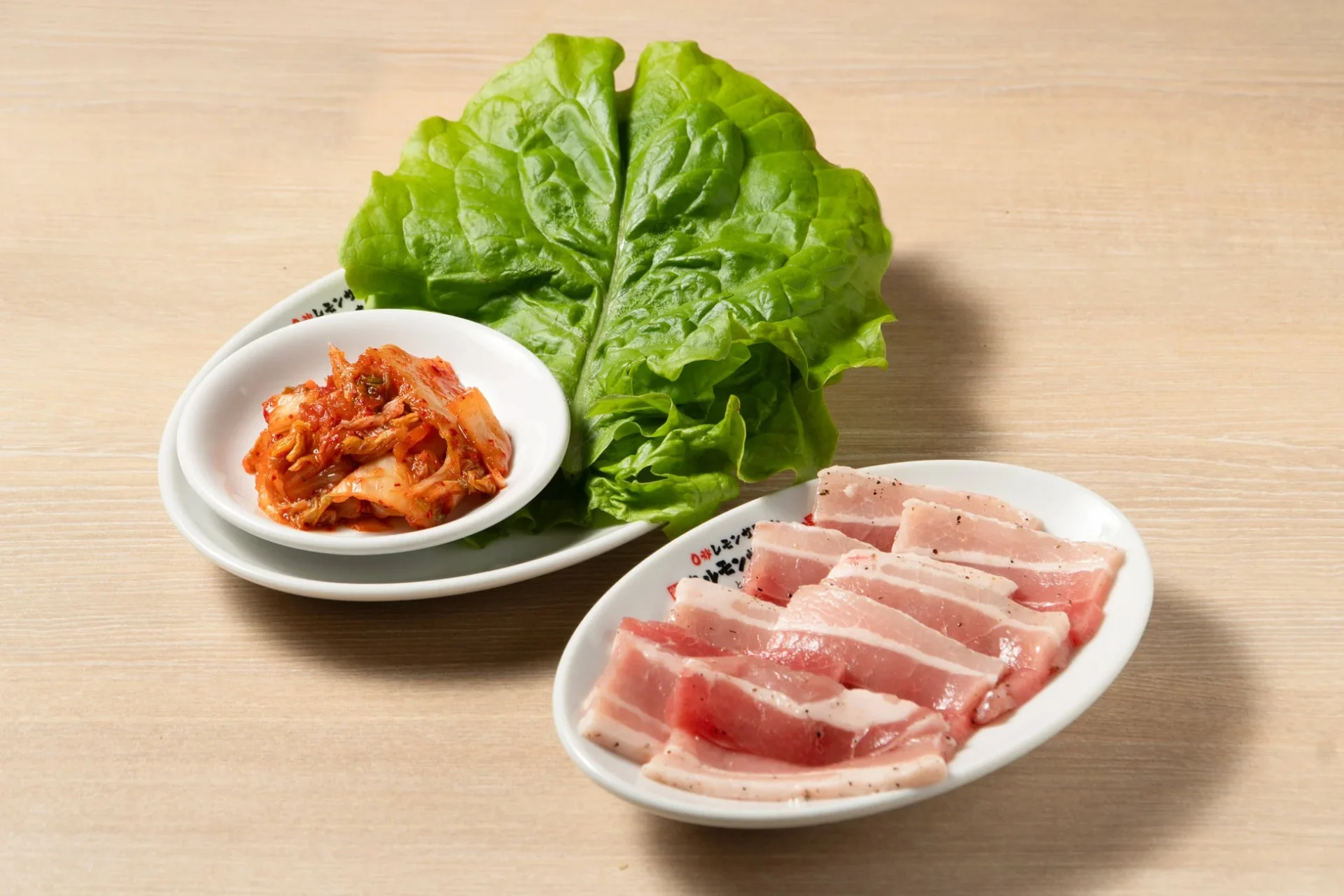 豚カルビ、キムチ、サンチュがセットになったサムギョプサル