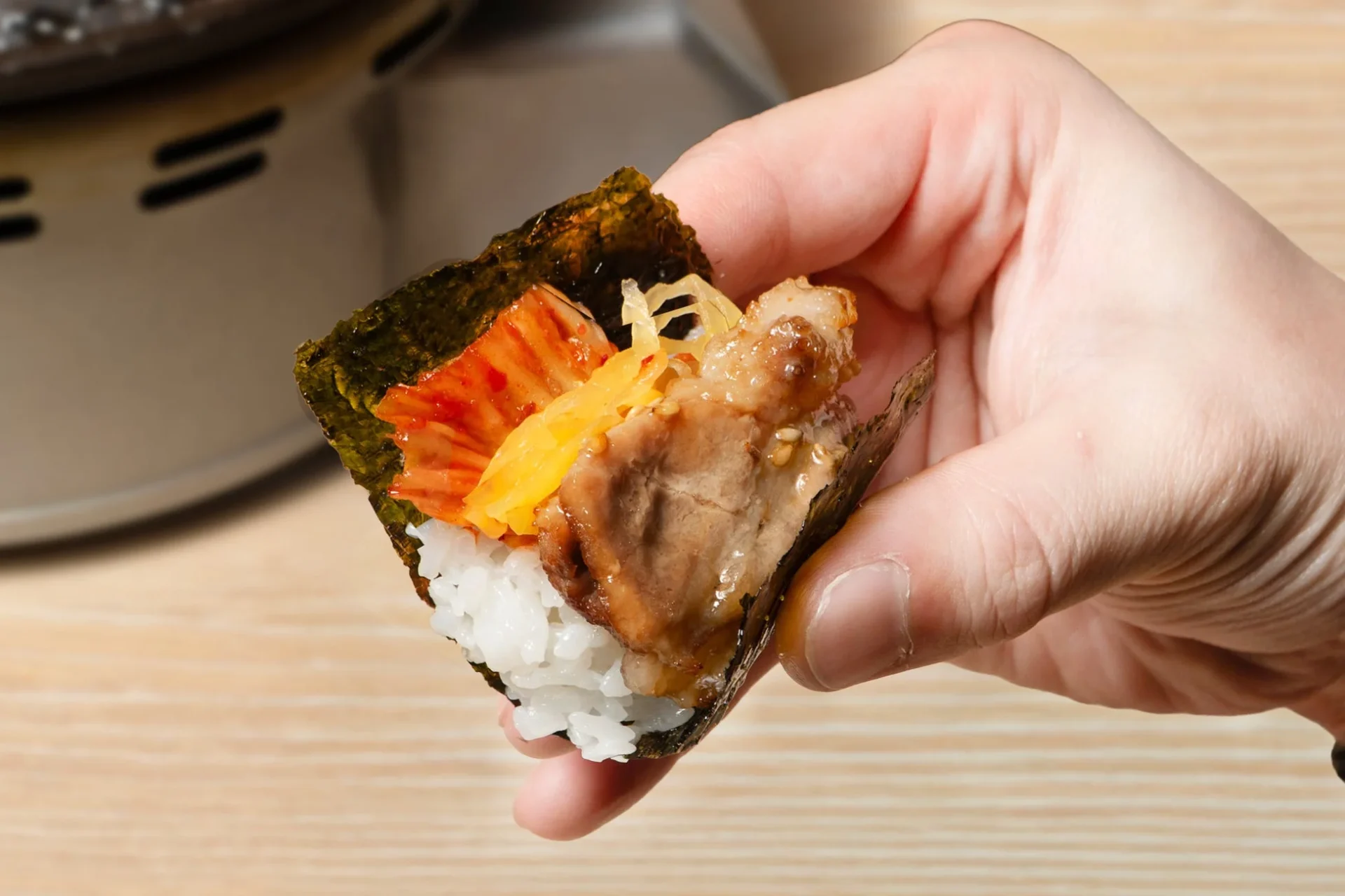 焼肉と具材を海苔で巻いた手巻きキンパ