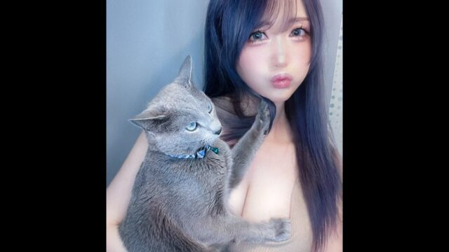 猫との最高のツーショット！　カモミール、猫の日特別投稿で愛猫を抱っこした自撮り写真を公開