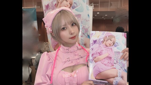 キャンディピンクナース姿で会場を彩る！　堕天ろあ、コスホリでセクシーなナースコスプレを披露