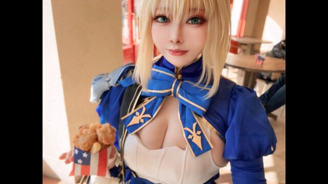 セイバーの衣装で早速食べ始めちゃった！　ぬえ山ぬえっちゃ、『Fate』セイバーのコスプレ姿でチキンを堪能