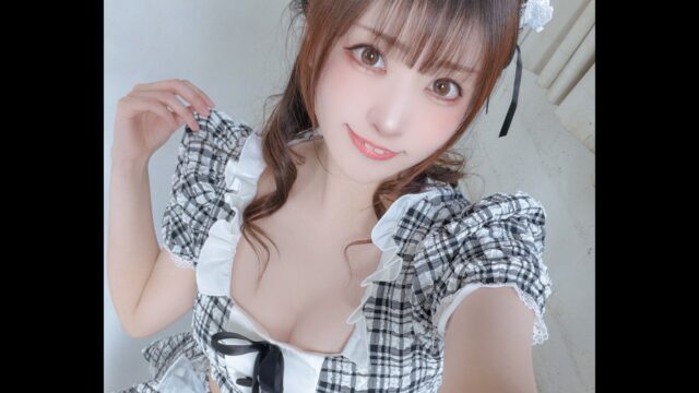 チェック柄でキュートに！　有川紗雪、白レース装飾のメイド服コスプレを披露