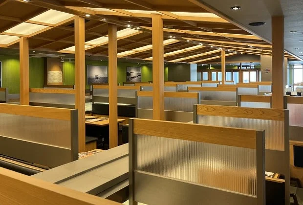 広々とした「かみむら牧場」の店内内観