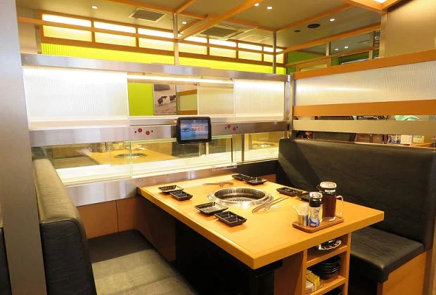 「かみむら牧場」の4名掛けボックス席