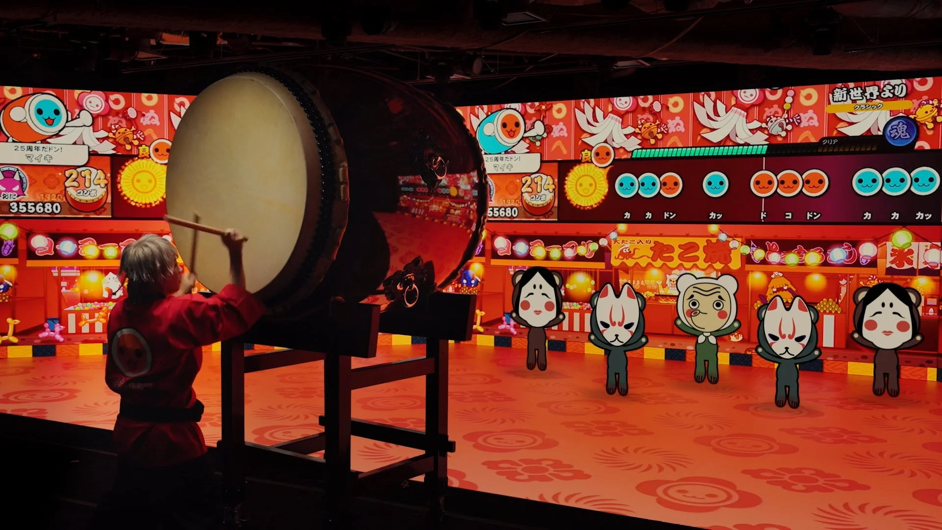 人気ドラマーマイキさんによる巨大和太鼓演奏の様子