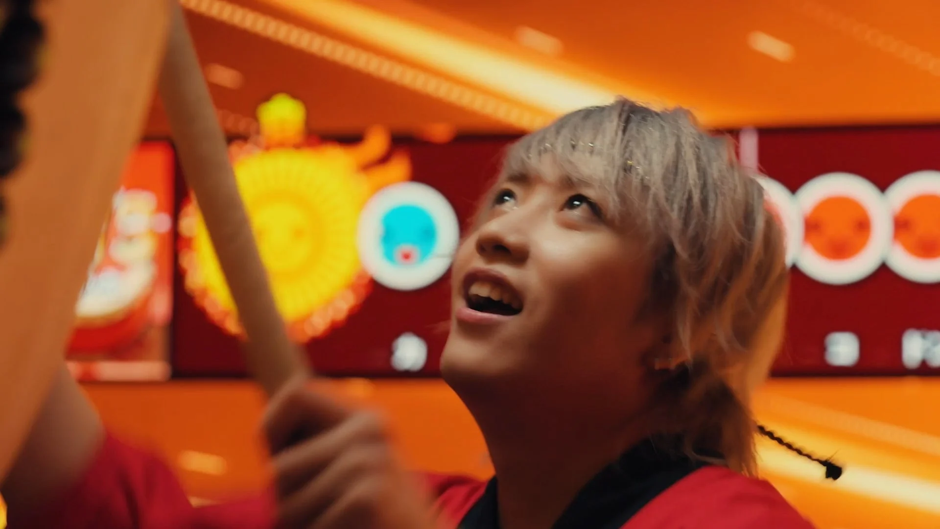 スペシャルムービーで和太鼓を演奏するマイキさんの表情