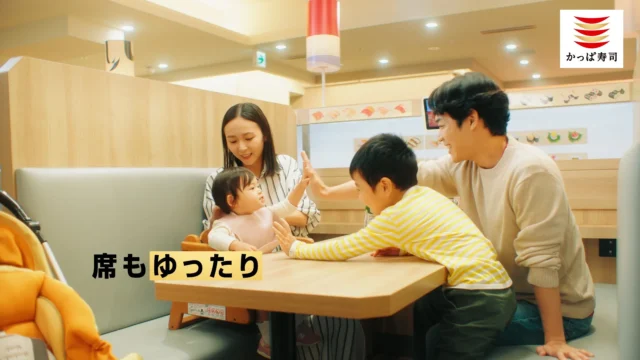 かっぱ寿司のゆったりとした席で食事を楽しむ家族