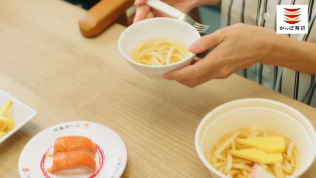 短く切って提供されたうどん